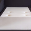 bovenkant van boxspring box met anti-slip zeem en witte ventilatie spiegel