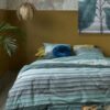 bed opgedekt met dekbedovertrek moulin in de kleur groen