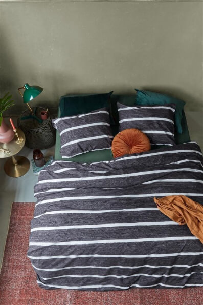 opgedekt bed met dekbedovertrek daily in de kleur antraciet en witte strepen
