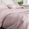 bed opgedekt met katoen-satijn dekbedovertrek in de kleur licht roze shady pink