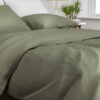 bed opgedekt met dekbedovertrek satinado van Zo! Home in de kleur army green