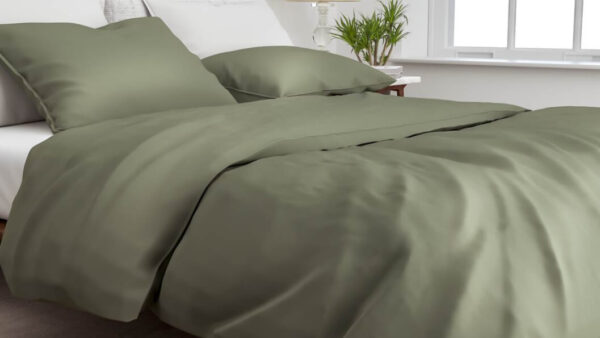 bed opgedekt met dekbedovertrek satinado van Zo! Home in de kleur army green